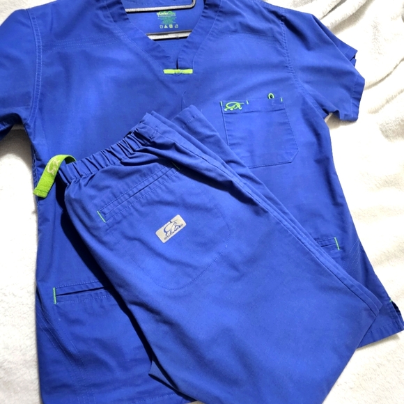 Iguana Med Royal Blue Scrub Set with Green Medium Small Petite - Picture 1 of 8